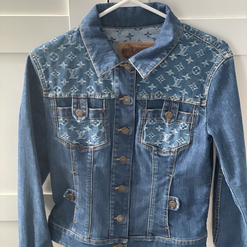 1️⃣8️⃣0️⃣0️⃣ Authentic Louis Vuitton denim jacket